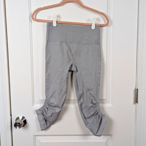 Lululemon | Gray Technical Capri Leggings With Ruched Ankles Size 6 - Picture 1 of 7